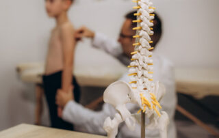 early signs of scoliosis in children