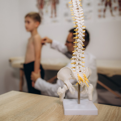 early signs of scoliosis in children